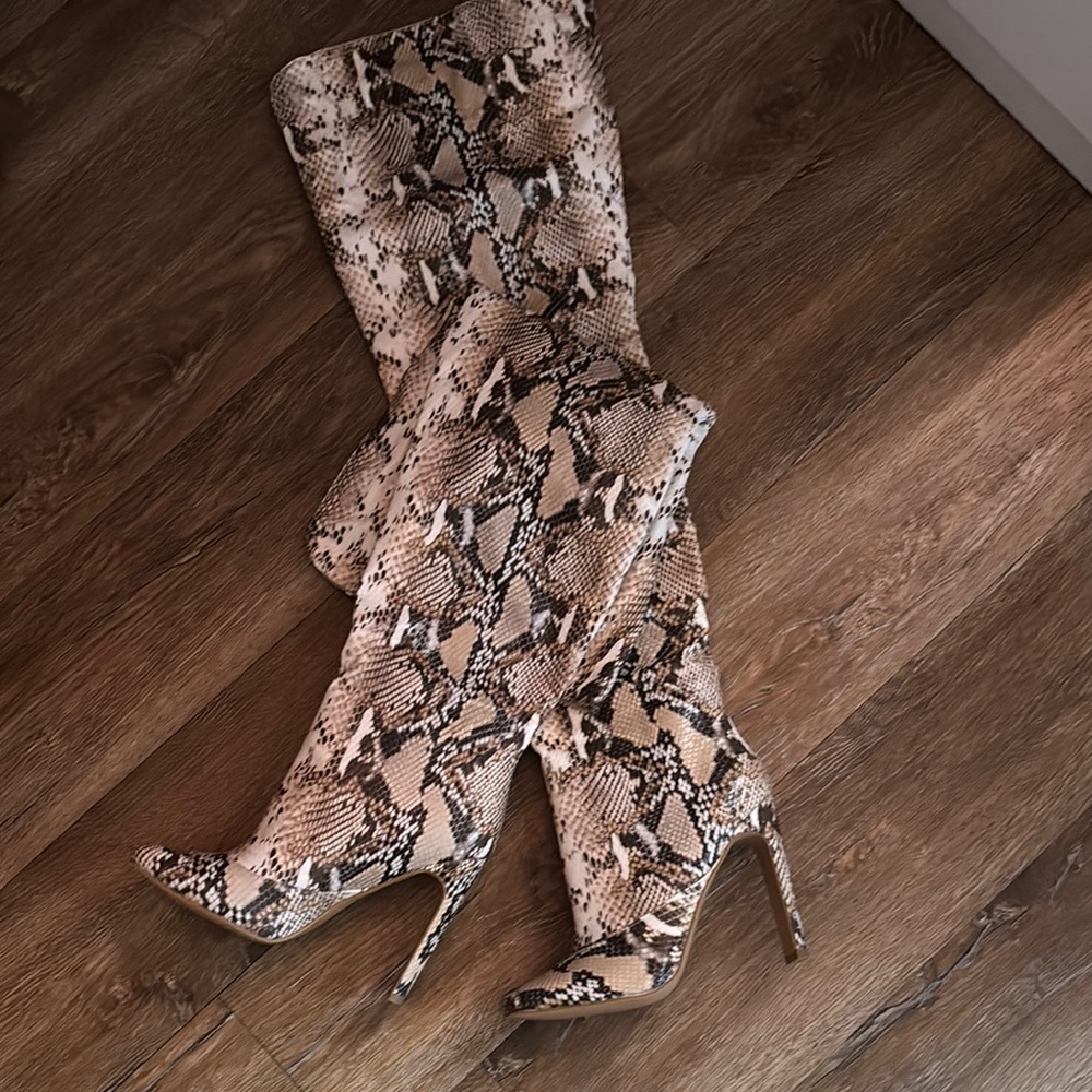 Women's Snakeskin Pattern Knee-High Boots